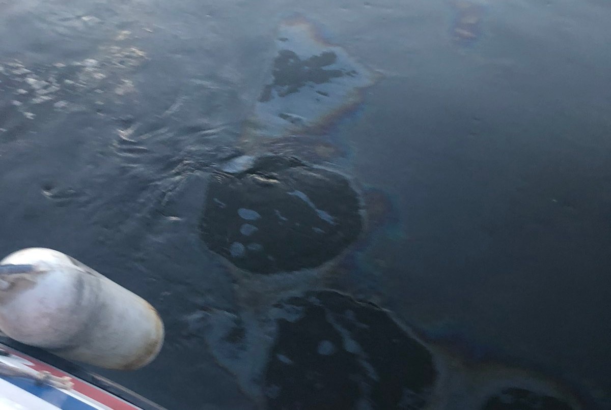 Пятна нефти обнаружены на Оке в районе Мызинского моста - фото 1