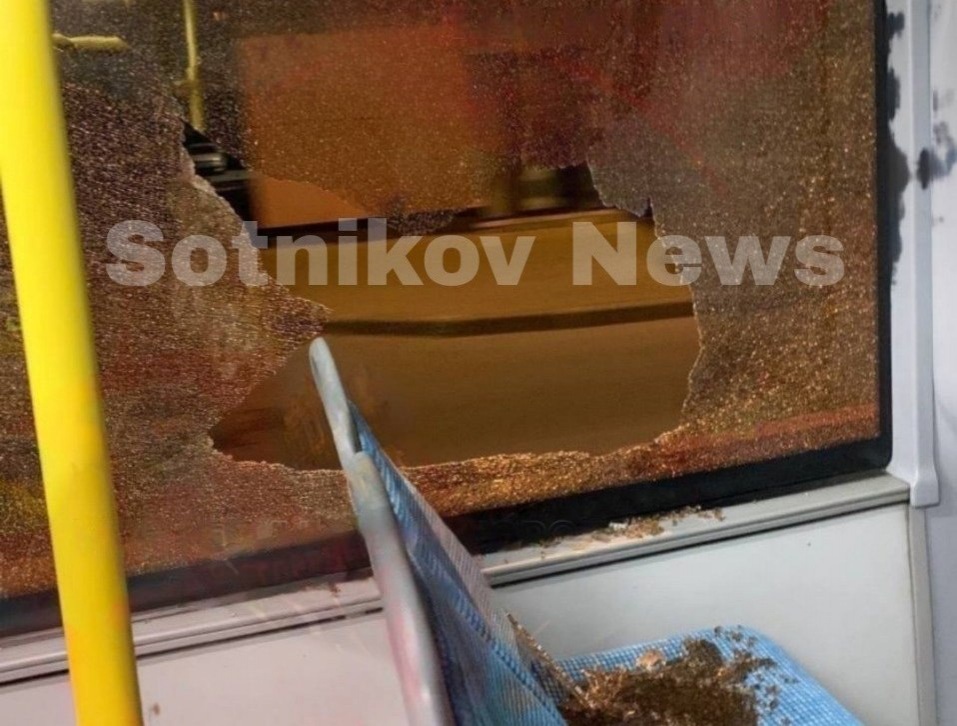 Полицейские устанавливают обстоятельства повреждения стекла в нижегородском автобусе - фото 1