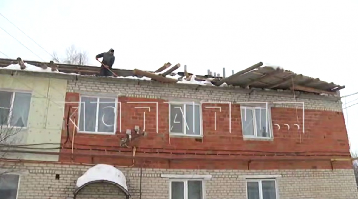 Крыша многоквартирного дома обрушилась в Нижегородской области - фото 1